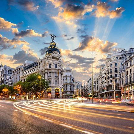 La Reina De Gran Via - Parking Tph Bed & Breakfast Madrid Bagian luar foto