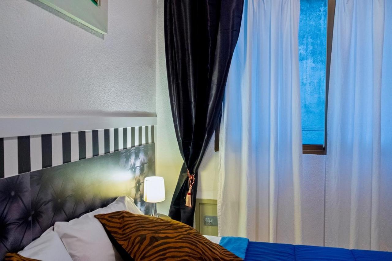 La Reina De Gran Via - Parking Tph Bed & Breakfast Madrid Bagian luar foto