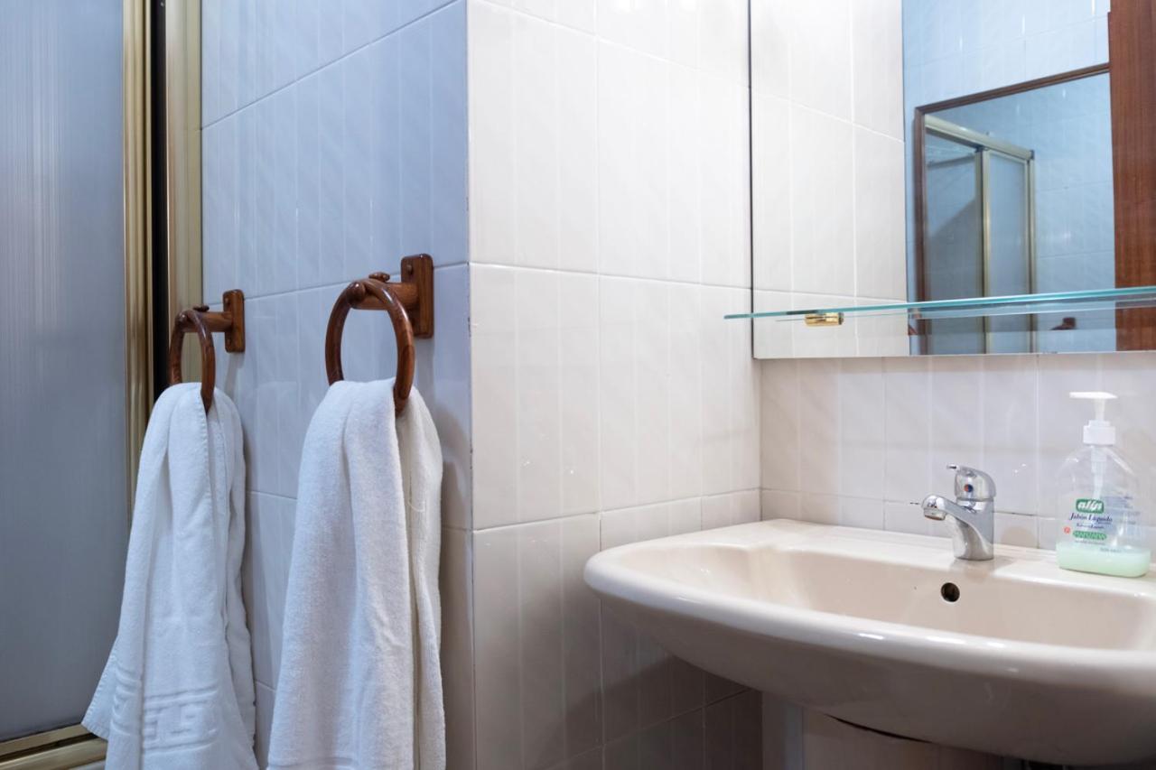 La Reina De Gran Via - Parking Tph Bed & Breakfast Madrid Bagian luar foto